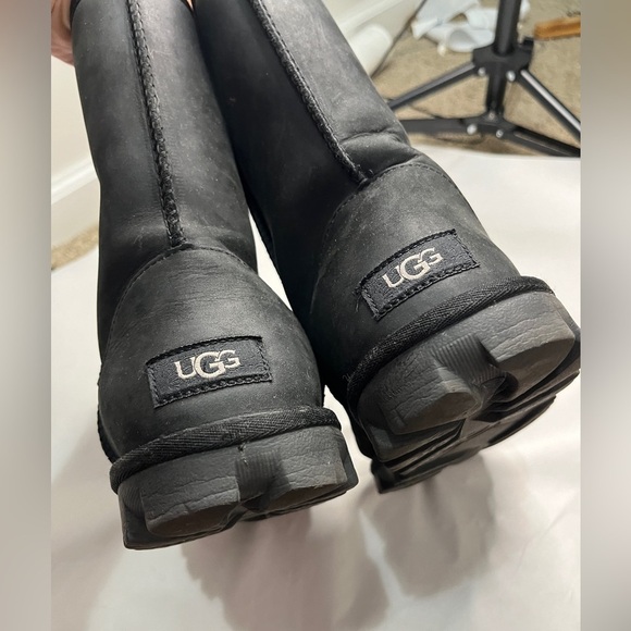 UGG Essential Short Leather Boot Sz 10 Black Water Resistant - Picture 9 of 13